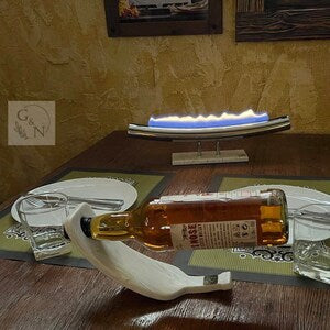 Stone Wine Bottle Holder: Stylish Leather Accents