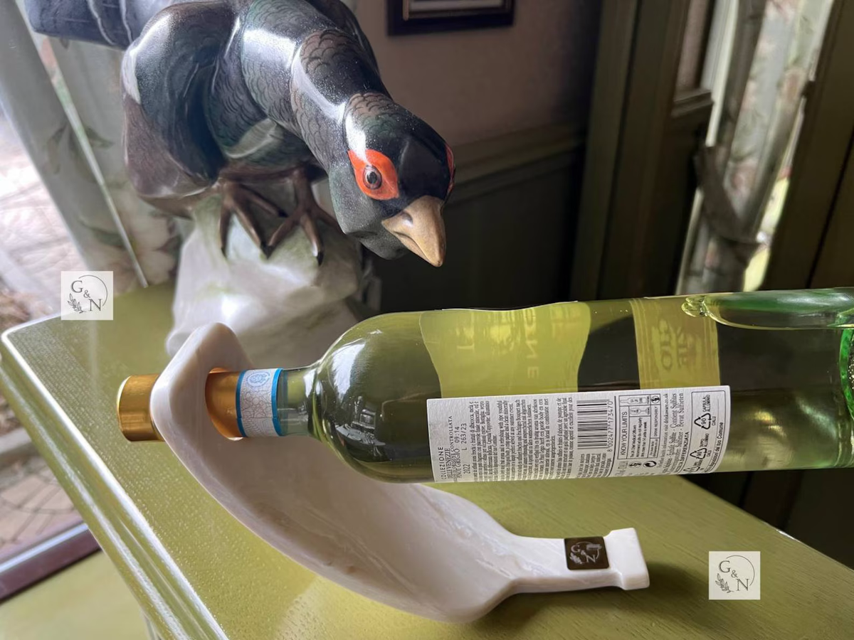 Stone Wine Bottle Holder: Stylish Leather Accents