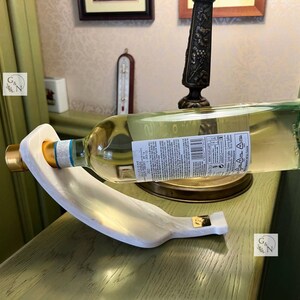 Stone Wine Bottle Holder: Stylish Leather Accents
