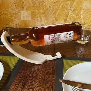 Stone Wine Bottle Holder: Stylish Leather Accents
