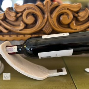 Stone Wine Bottle Holder: Stylish Leather Accents